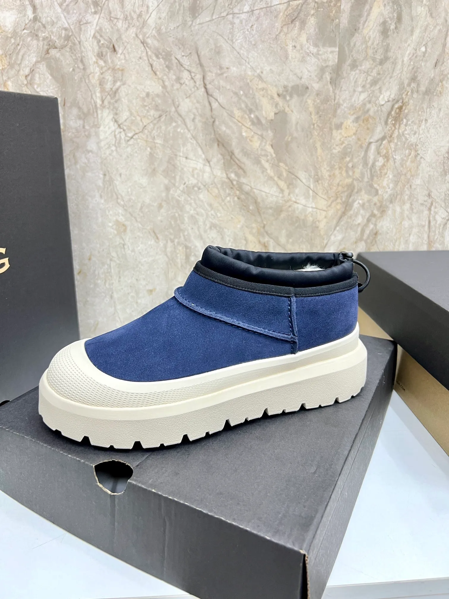 Men's men's shoes💰: 💰540💰Couple model👫 UGG Tasman Weather Hybrid one-second snow boots👢 Wang Yibo's same 👏 classic Tasman shoe is designed with environmentally friendly waterproof and snowproof material, which is both fashionable and functional. At the same time, it is paired with the new UGG Keen furry color-blocked jacket. Bright orange and maroon collide to create a new light outdoor style and open up a new travel experience in early autumn! Using the best materials, the 17mm fur-integrated surface is warmer and more breathable, and the outsole is upgraded to a lightweight and wear-resistant light wing technology outsole! Size: Women’s size 35-40 / Men’s size 38–44 (45 customized) Official website color
